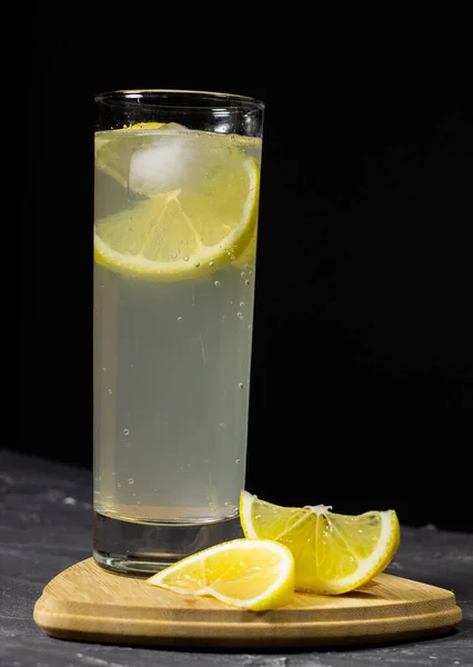 Iced tea with lemon and mint on black background — Stock Photo, Image