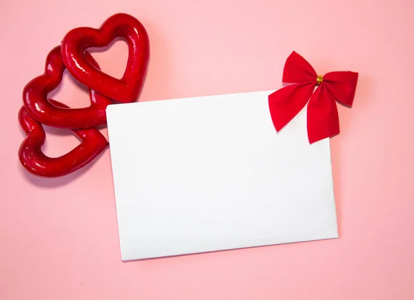 Congratulazioni per San Valentino. Rosa rossa e biglietto di auguri con segno di cuore su sfondo nero vista dall'alto copia spazio — Foto Stock