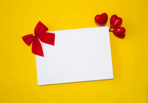 Congratulazioni per San Valentino. Rosa rossa e biglietto di auguri con segno di cuore su sfondo nero vista dall'alto copia spazio — Foto Stock