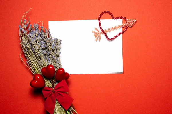Congratulazioni per San Valentino. Rosa rossa e biglietto di auguri con segno di cuore su sfondo nero vista dall'alto copia spazio. Stile. — Foto Stock