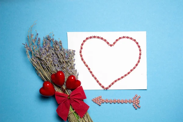 Congratulazioni per San Valentino. Rosa rossa e biglietto di auguri con segno di cuore su sfondo blu vista dall'alto copia spazio. Stile. — Foto Stock