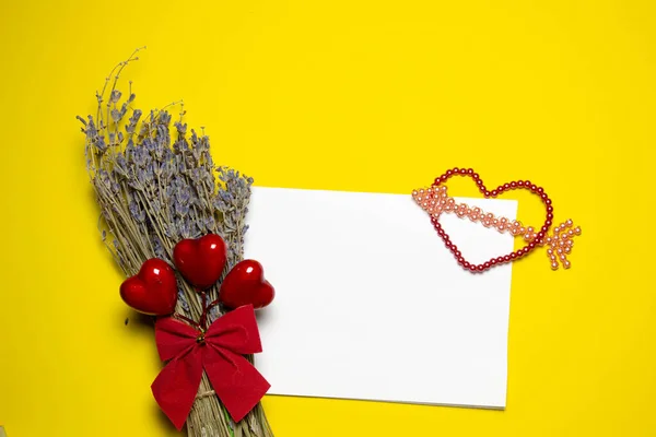 Congratulazioni per San Valentino. Rosa rossa e biglietto di auguri con segno di cuore su sfondo giallo vista dall'alto copia spazio. Stile. — Foto Stock