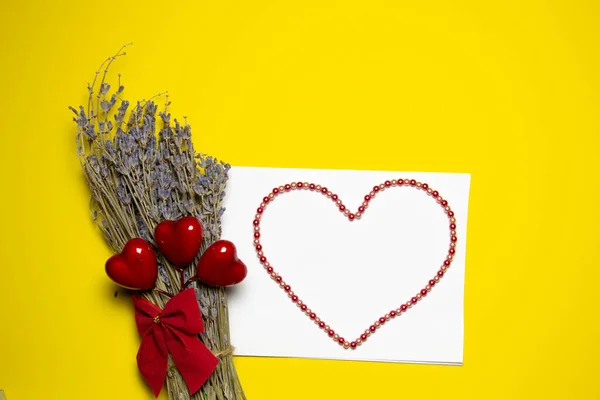 Congratulazioni per San Valentino. Rosa rossa e biglietto di auguri con segno di cuore su sfondo giallo vista dall'alto copia spazio. Stile. — Foto Stock