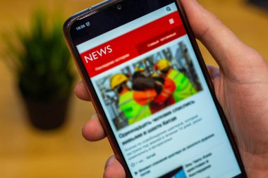 Cep telefonundan haberleri okurken kahve molası veriyoruz...