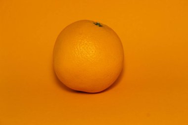 Olgun turuncu beyaz arkaplan kırpma yolu üzerinde izole