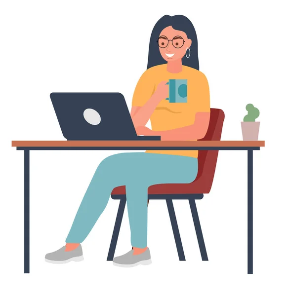 机で働く幸せな若い女性はノートパソコンのコンピュータで働いている。少女コーヒー、サボテン、ラップトップに囲まれて。フラット漫画のカラーベクトルイラスト。平型ベクトルイラスト — ストックベクタ