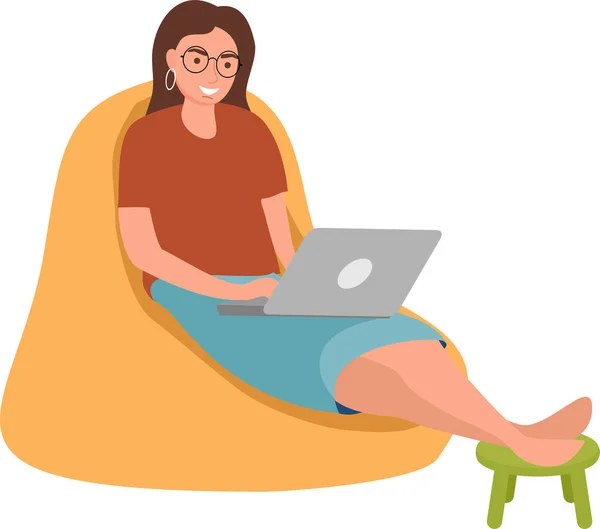 Une femme avec un ordinateur portable est assise sur une chaise. Travailler de la maison sur Internet. Freelance ou concept d'étude. Illustration vectorielle en style plat — Image vectorielle