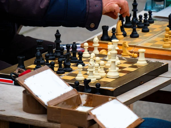 Närbild Två Män Som Spelar Schack Gatan Grund Koronapandemi — Stockfoto