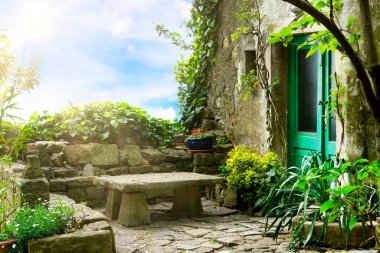 Hırvatistan 'ın Istria kentinin Groznjan kentindeki Ortaçağ sanatçı köyünde Idyllic bir yer