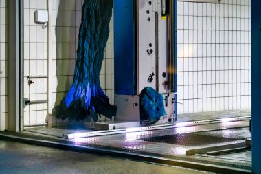 Benzin istasyonunda araba yıkama.