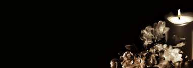 Siyah arka planda meşe yaprakları ve mum. Başınız sağ olsun. Duygusal, duygusal metin veya alıntı için boş bir yer.