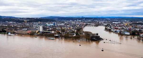 Deutsches Eck, Koblenz 'de sağanak yağış sonrası sel baskını. Koblenz, Almanya 'da Ren nehri kıyısında ve Moselle nehrinde yer alan bir şehirdir..