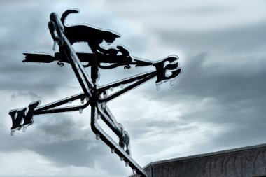 Rüzgâr yönündeki dondurucu yağmur gri gökyüzüne karşı