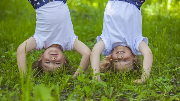 гиперактивный ребенок. вверх ногами. ребенок вверх ногами. ребенок стоит на руках. девочка стойка на руках.