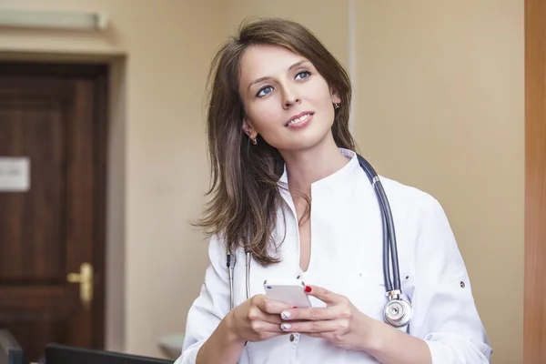 женщина врач из дома отдыха. женщина врач из дома отдыха. знаменитые женщины врачи. женщина врач из дома отдыха. красивые девушки медики.