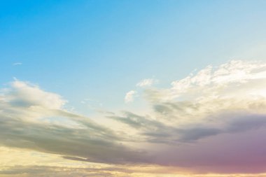 Gökyüzü bulutlarıyla inanılmaz derecede güzel ve harika bir arkaplan olurdu.