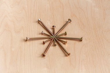 Kendini beceren vidalar bir yıldız oluşturuyor.