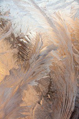 Donla kaplı bir kış penceresi