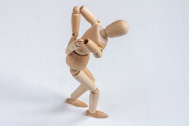 Sırt ağrısı çeken eğri büğrü bir tahta manken.