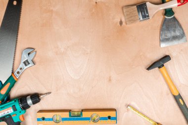 Ahşap arkaplanda bir yapı araçları çerçevesi