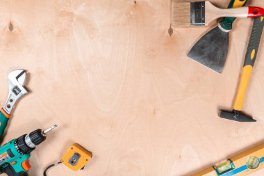 Ahşap arkaplanda bir yapı araçları çerçevesi