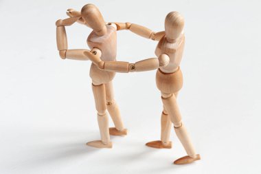 Bir tahta manken diğerini rahatlatıyor.