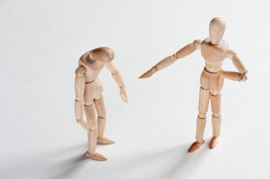 Bir tahta manken diğerini azarlıyor.