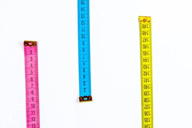 Beyaz arkaplanda üç parlak santimetre