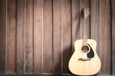 Duvara karşı ahşap gitar 