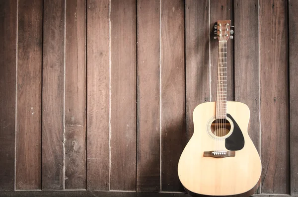 Duvara karşı ahşap gitar 