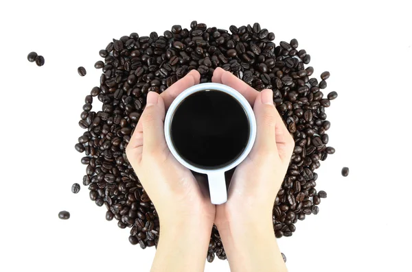 Granos de café y bebida de café en la mano — Foto de Stock
