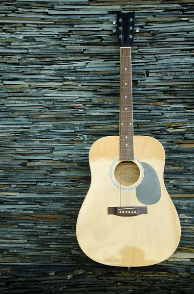 Duvara karşı ahşap gitar
