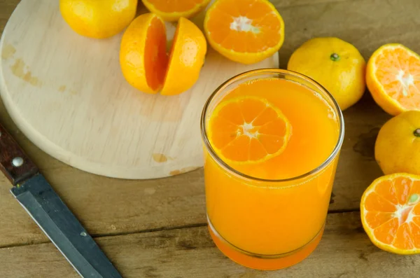 Напитки апельсиновые фрукты и сок — стоковое фото