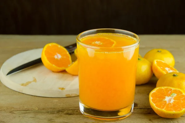 Напитки апельсиновые фрукты и сок — стоковое фото