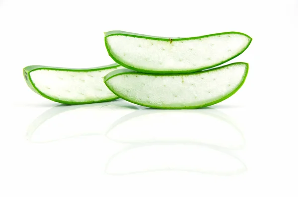 Hoja fresca en rodajas de aloe vera — Foto de Stock