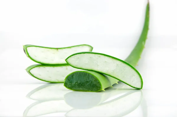 Hoja fresca en rodajas de aloe vera — Foto de Stock