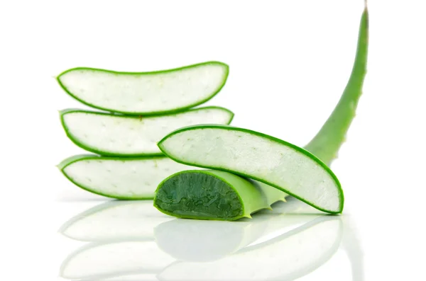 Hoja fresca en rodajas de aloe vera — Foto de Stock