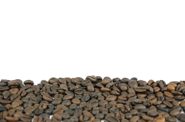 Brun kaffebönor på isolerade bakgrund. — Stockfoto