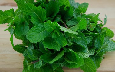 ahşap zemin üzerine nane yaprağı