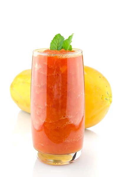 Papaya suyu ve güler yüzlü izole üzerinde