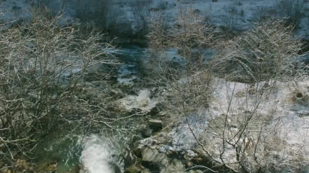 Кричущий потоку, що протікає в гірській річці — стокове відео