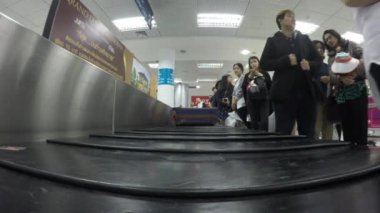 Bangkok, Tayland - 14 Ocak 2016: Havaalanı bagaj atlıkarınca hareket