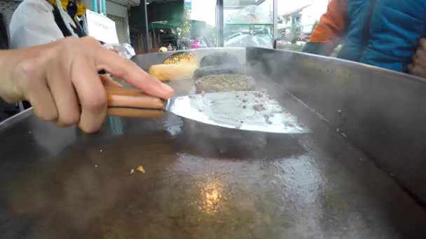 Уличный продавец жарит мясо или котлеты — стоковое видео