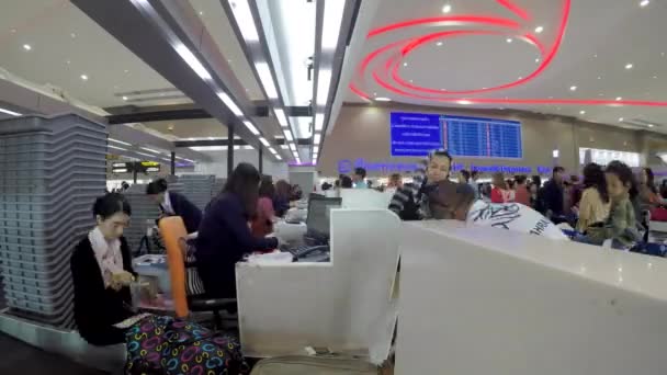 Бангкок, Таиланд - 22 января 2016 года: повседневная жизнь стойки регистрации в аэропорту — стоковое видео