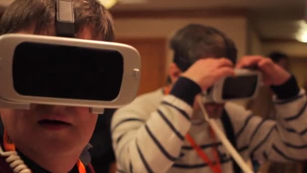 MOSCÚ, RUSIA - 10 DE MARZO DE 2016: Hombre encendiendo gafas de realidad virtual VR — Vídeo de stock