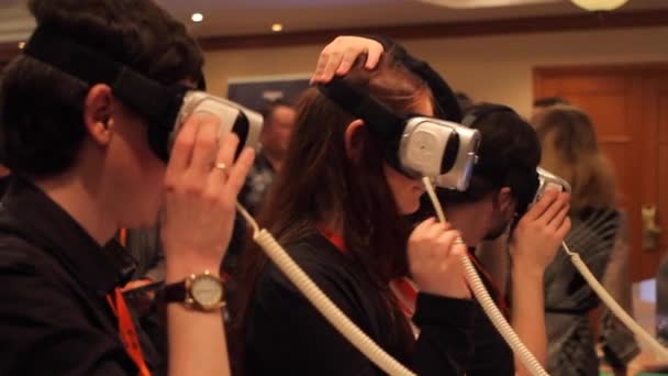 มอสโก รัสเซีย 10 มีนาคม ค.ศ. 2016: คนในแว่นตาเสมือนจริง VR — วีดีโอสต็อก