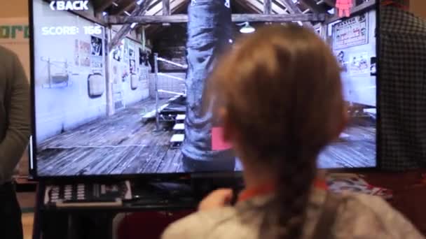 Moskou, Rusland - 10 maart 2016: Twee meisjes spelen virtuele spel Vr — Stockvideo