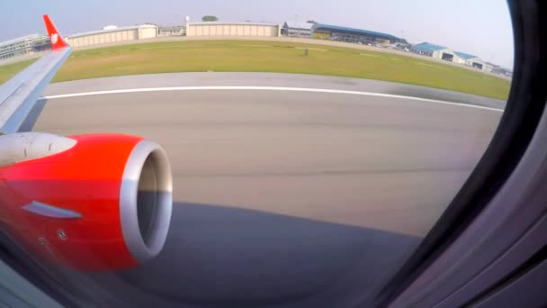 Літак здійсненні зльоту і набору висоти — стокове відео