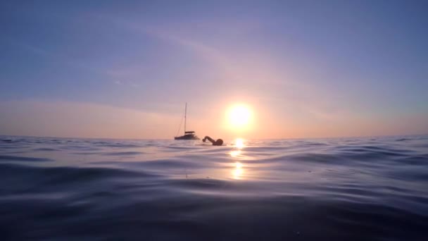 Hombre nadando en el mar — Vídeos de Stock