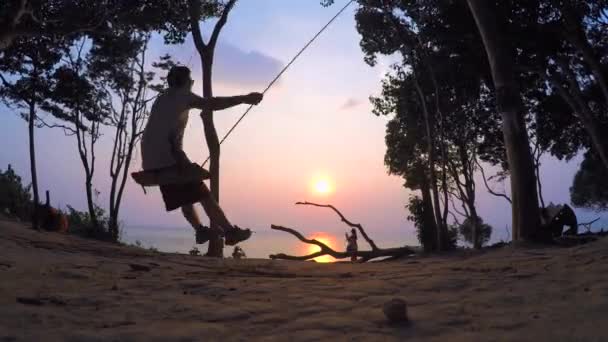 Balançoires au bord de la mer au coucher du soleil — Video